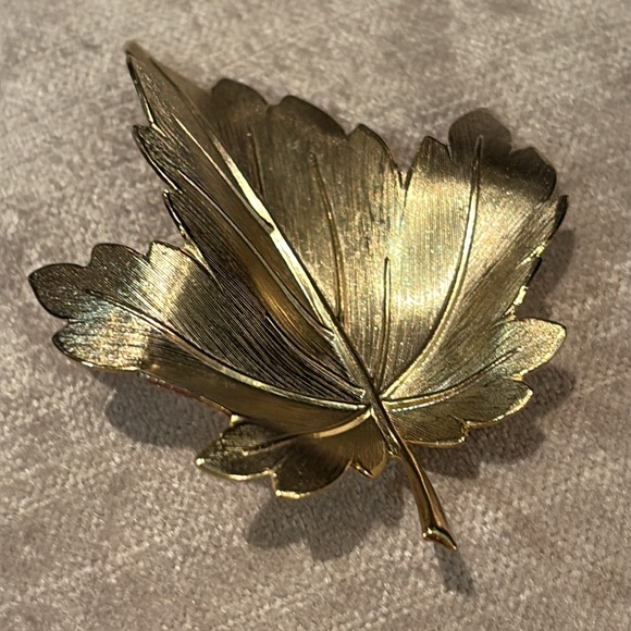Vintage Gold Leaf Brooch Textured 2 1/2” long - Picture 5 of 6